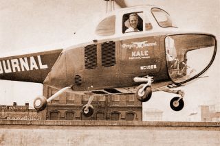 Image: Café Unknown##C.S. “Sam” Jackson II at the controls of the “Newsroom Dragonfly” in 1947. Image: Café Unknown##C.S. “Sam” Jackson II at the controls of the “Newsroom Dragonfly” in 1947.