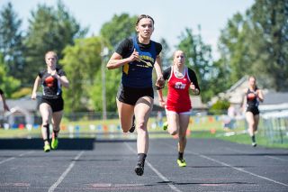 Marcus Larson/News-Register##
Ronnie VanZant glides to the finish line in last week’s WVL district meet. She hopes to capture her first state titles this weekend. Marcus Larson/News-Register##
Ronnie VanZant glides to the finish line in last week’s WVL district meet. She hopes to capture her first state titles this weekend.