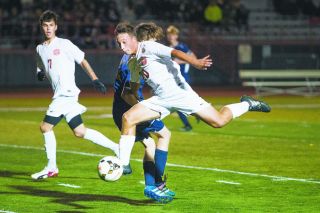Marcus Larson/News-Register##
Grizzly playmaker Nick Denley moves the ball into a scoring position for Cameron Autencio (7). Marcus Larson/News-Register##
Grizzly playmaker Nick Denley moves the ball into a scoring position for Cameron Autencio (7).