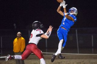 Marcus Larson/News-Register##
Payton Richardson hauls in his second touchdown pass of the night, late in the third quarter, giving Amity an 18-7 lead. Marcus Larson/News-Register##
Payton Richardson hauls in his second touchdown pass of the night, late in the third quarter, giving Amity an 18-7 lead.