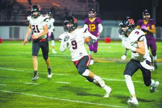 Marcus Larson/News-Register##
Odin Thorson gets an escort from Colton Smith as he heads towards pay dirt in the Grizzlies’ game against Forest Grove. Marcus Larson/News-Register##
Odin Thorson gets an escort from Colton Smith as he heads towards pay dirt in the Grizzlies’ game against Forest Grove.