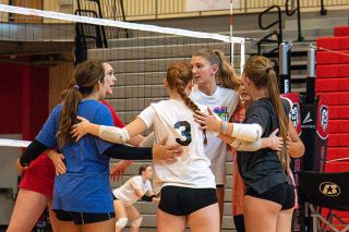 A group of Grizzlies huddle together during a practice session in the MHS gymnasium on Aug. 26. Payton Daum stands in the middle, providing support to her teammates after every set.##Nathan Ecker/News-Register A group of Grizzlies huddle together during a practice session in the MHS gymnasium on Aug. 26. Payton Daum stands in the middle, providing support to her teammates after every set.##Nathan Ecker/News-Register
