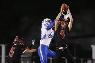 Rockne Roll/News-Register##
Amity s Tommy Jackson (88) contests a pass thrown for Santiam Christian s Ivan GIlder during the Warriors 48-27 loss. Rockne Roll/News-Register##
Amity s Tommy Jackson (88) contests a pass thrown for Santiam Christian s Ivan GIlder during the Warriors 48-27 loss.