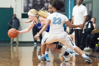 Marcus Larson/News-Register##
Warrior guard Allyssa Plummer breaks free of a full-court trap by De La Salle North Catholic players during Friday’s tournament matchup at Salem Academy. Marcus Larson/News-Register##
Warrior guard Allyssa Plummer breaks free of a full-court trap by De La Salle North Catholic players during Friday’s tournament matchup at Salem Academy.