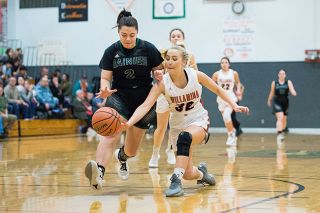 Marcus Larson/News-Register##
Willamina’s Grace France (32) lunges to try and steal the ball away from Rainier’s Gracie Crape during Tuesday’s 51-13 Bulldog win. Willamina swiped 18 steals and blocked seven shots in the exciting defensive performance. Marcus Larson/News-Register##
Willamina’s Grace France (32) lunges to try and steal the ball away from Rainier’s Gracie Crape during Tuesday’s 51-13 Bulldog win. Willamina swiped 18 steals and blocked seven shots in the exciting defensive performance.