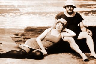 Image: findagrave.com##Mona Bell and Edgar Hill pose for a photograph at the beach shortly after their “marriage.”