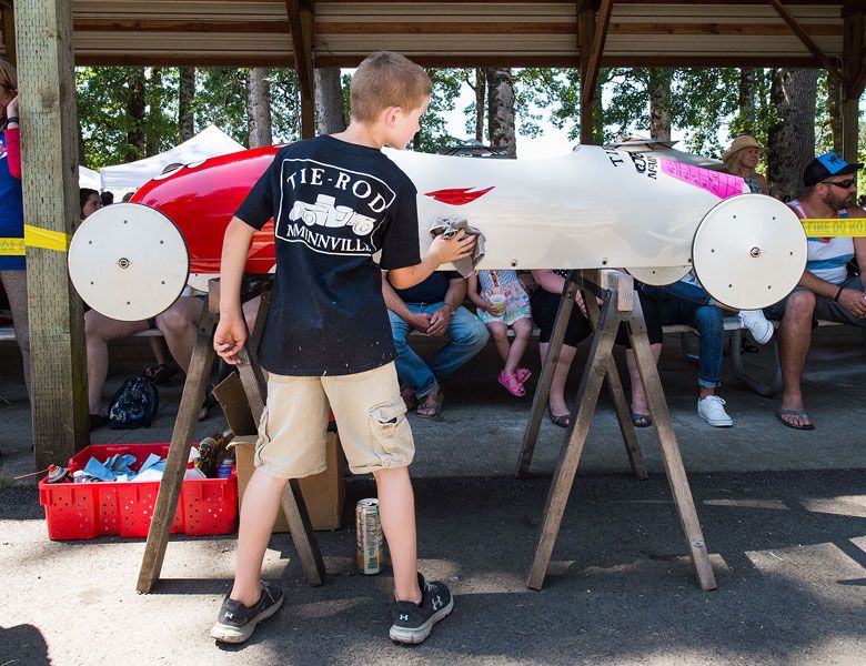 Marcus Larson/News-Register##
Between races, Brett Summers, who would go on to win overall grand
champion for the day, polishes his car to look its best.