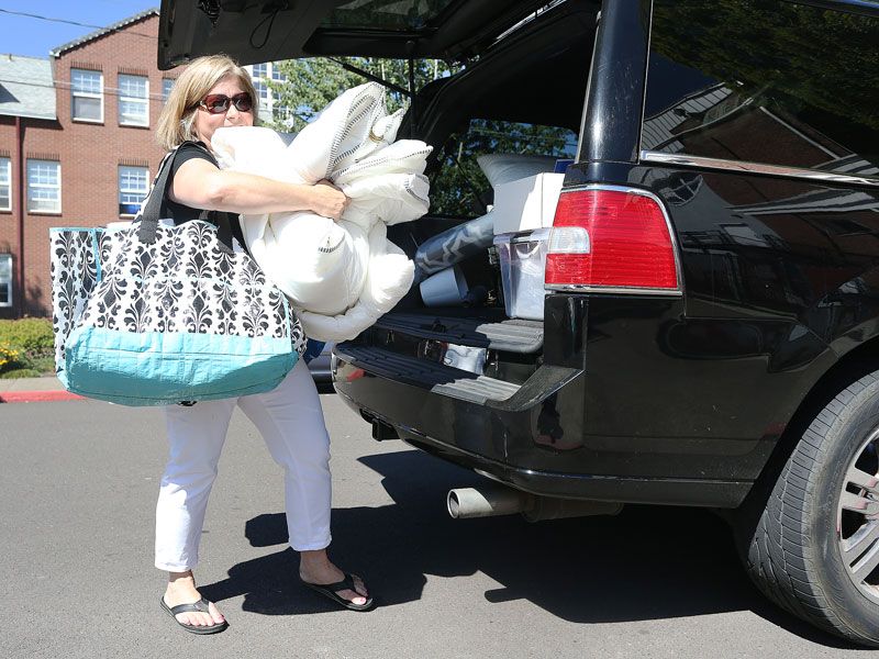 Rockne Roll/News-Register
Tonya Behr carries a load of belongings to her daughter s room in Memorial Hall on the campus of Linfield College.