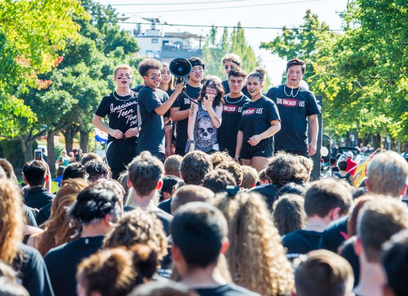 Marcus Larson/News-Register##
A group of seniors rally their fellow seniors as they march down Evans Street in the annual homecoming parade.