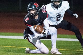 Marcus Larson/News-Register##
McMinnville wide receiver Parker Spence ducks low to catch a touchdown pass against Sherwood during last Friday’s Pacific Conference matchup. Spence caught three scoring passes in the 38-27 Grizzly loss. Marcus Larson/News-Register##
McMinnville wide receiver Parker Spence ducks low to catch a touchdown pass against Sherwood during last Friday’s Pacific Conference matchup. Spence caught three scoring passes in the 38-27 Grizzly loss.