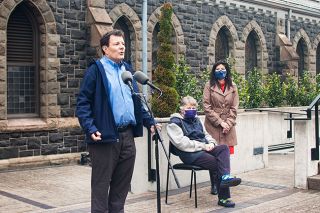 Kirby Neumann-Rea News-Register##Nicholas Kristof announces his candidacy for governor Wednesday, standing in  an emotional place,  the grounds of First Presbyterian Church of Portland. With him are his mother, Jane Kristof, and his wife, Sheryl WuDunn.