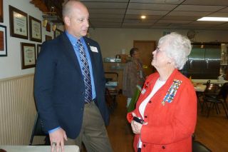 Starla Pointer/News-Register##
Retired Tomb guard Gavin McIlvenna talks with Eleanor Fuhrer, regent of Daughters of the American Revolution, Yamhill Chapter. Starla Pointer/News-Register##
Retired Tomb guard Gavin McIlvenna talks with Eleanor Fuhrer, regent of Daughters of the American Revolution, Yamhill Chapter.