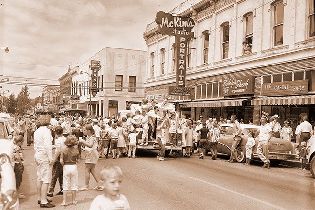 (June 28, 1960) The Success Story parade was held Saturday morning through McMinnville’s city streets. It brought several thousand people to the community to watch the many floats and marching groups and scramble for flying saucers in a merchants’ promotion event. Children along the route mobbed a McMinnville Bottling Company truck float, which dispensed soft drinks. Community officials termed the parade a great indication of McMinnville’s community initiative. (June 28, 1960) The Success Story parade was held Saturday morning through McMinnville’s city streets. It brought several thousand people to the community to watch the many floats and marching groups and scramble for flying saucers in a merchants’ promotion event. Children along the route mobbed a McMinnville Bottling Company truck float, which dispensed soft drinks. Community officials termed the parade a great indication of McMinnville’s community initiative.