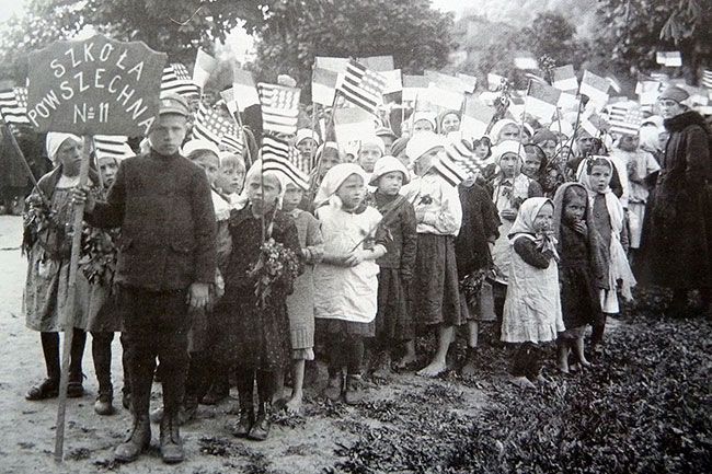 The Hoover Institution##Polish children gather in 1919 to hold a parade for Herbert Hoover. The Hoover Institution##Polish children gather in 1919 to hold a parade for Herbert Hoover.