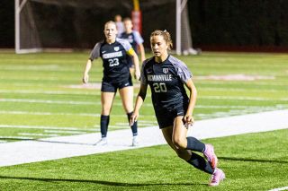 Freshman midfielder Cameron Baker rushes toward the ball during the Grizzlies match against David Douglas on Sept. 30. A line of Mac players stand behind her in defensive formation, awaiting a change in possession.##Nathan Ecker/News-Register Freshman midfielder Cameron Baker rushes toward the ball during the Grizzlies match against David Douglas on Sept. 30. A line of Mac players stand behind her in defensive formation, awaiting a change in possession.##Nathan Ecker/News-Register
