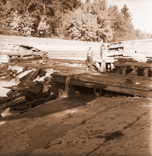 ##(Sept. 30, 1960) Lafayette dam on the North Yamhill River looks a little different now with a 35-foot gap out in the center sections to facilitate passage of fish. Move to keep the remainder of the structure, which backs up a large pool of water used for farm irrigation, is now termed vital.