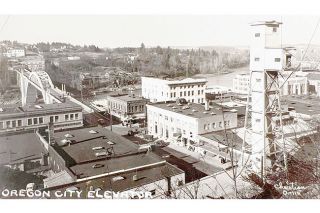 Image: Postcard##The old elevator as viewed from the cliffside, with the view of the city behind. Image: Postcard##The old elevator as viewed from the cliffside, with the view of the city behind.