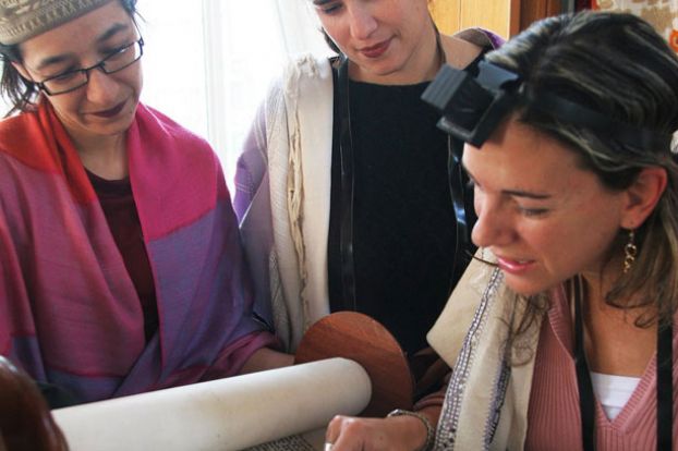 Tami Gottlieb/Wikimedia Commons##Women rabbis of the Conservative movement reading the Torah.